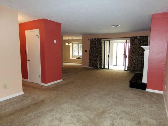 Building Photo - 376 Merrimac Trail