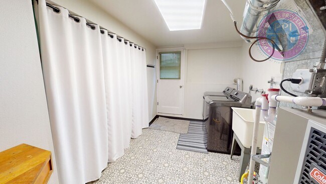Building Photo - * DESIRABLE MILWAUKIE HOME!  A GARDENER'S ...
