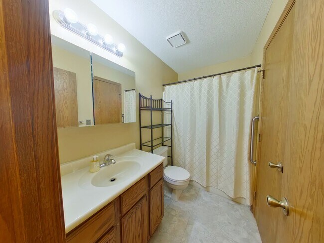 Building Photo - 3 Bedroom Home