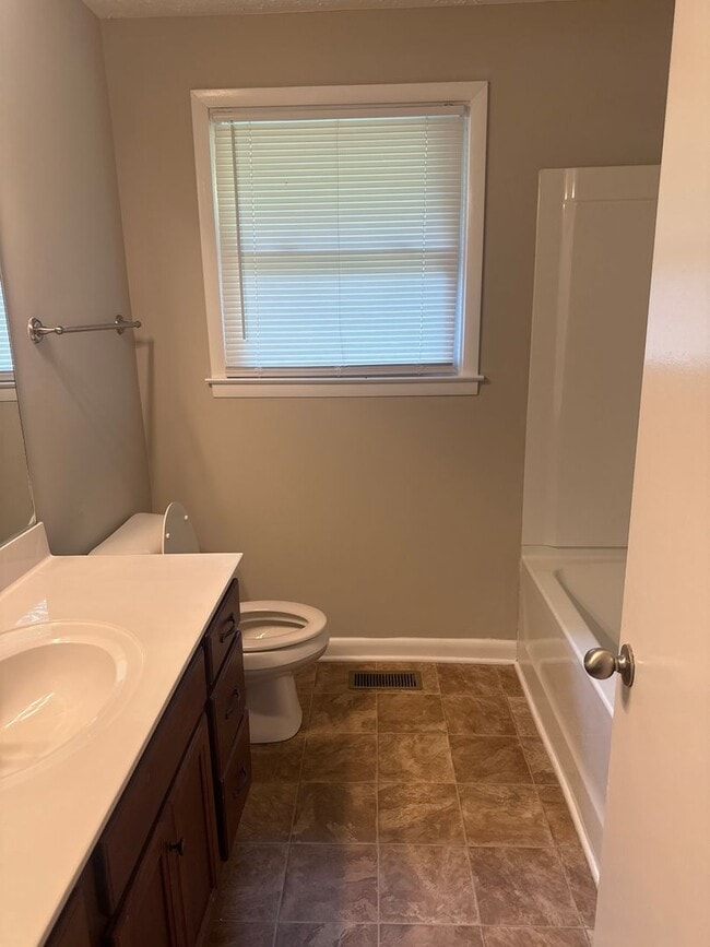 Building Photo - Awesome 4 or 5 Bedroom with 1.5 bath
