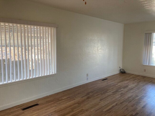 Building Photo - Great location, 2 bedroom, 1 bath home for rent