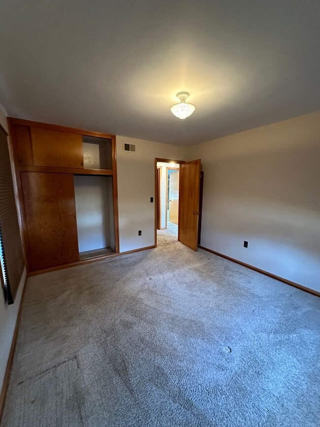Building Photo - ZERO ENTRY! 2bed/1bath In Beatrice, NE