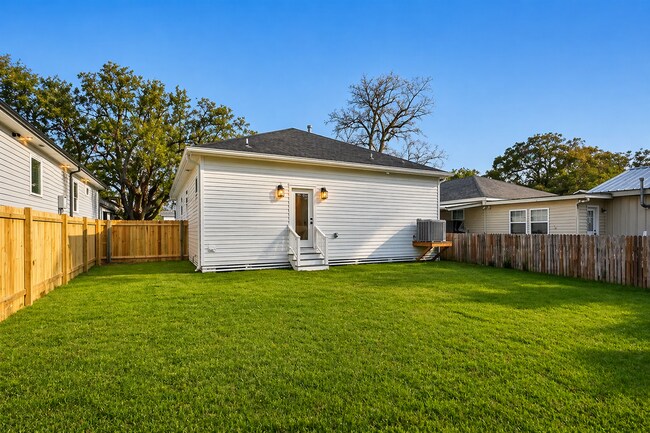 Building Photo - 2707 Jackson Blvd