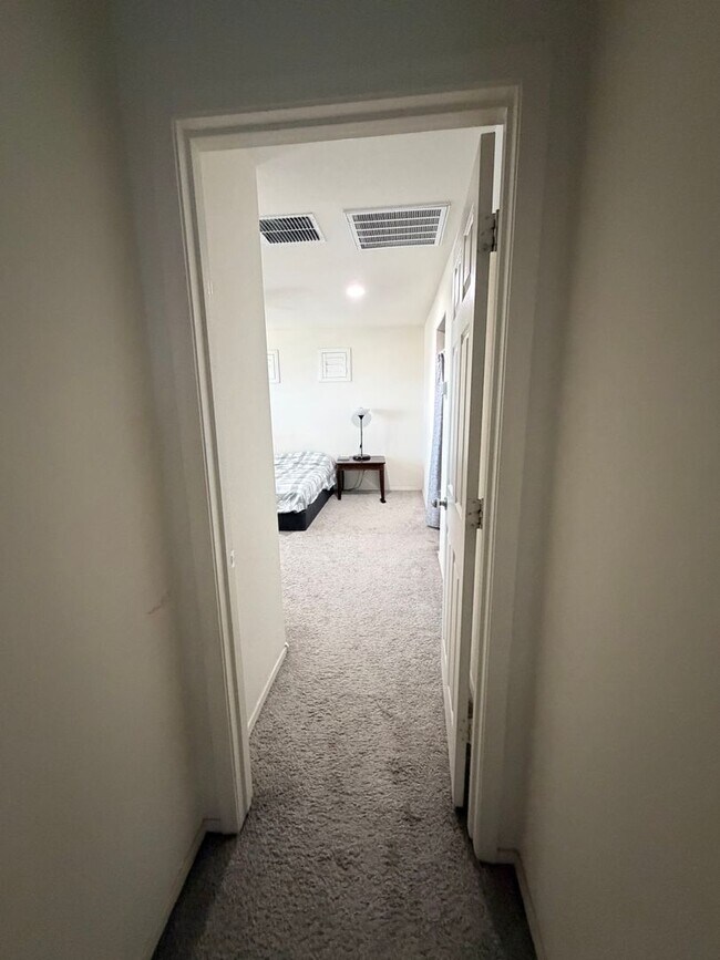 Building Photo - 3 bedroom 3 bath Home