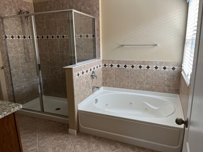 Building Photo - Available Mid May! Spacious 4/2 Single Fam...