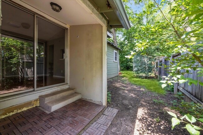 Building Photo - 1102 Cherico St