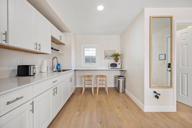 Building Photo - 637 S Orlando Ave