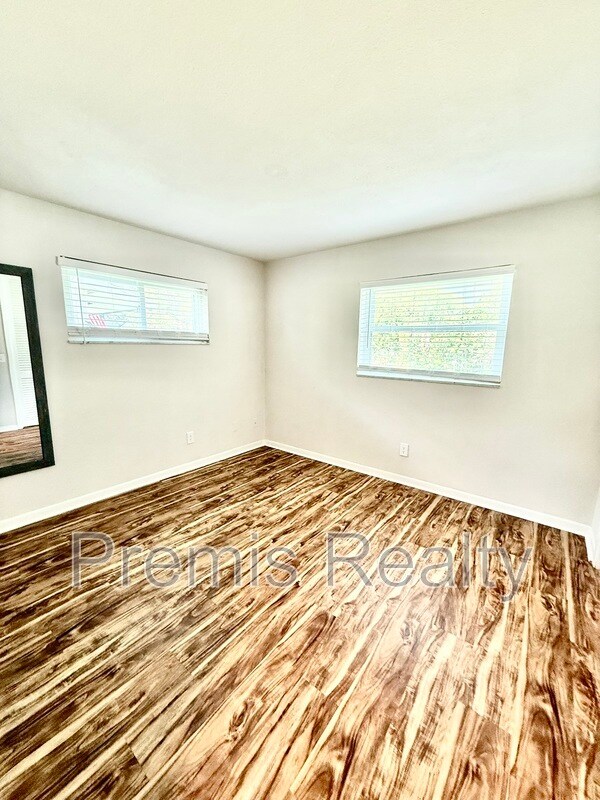 Building Photo - 1229 Lazy Lake Rd W