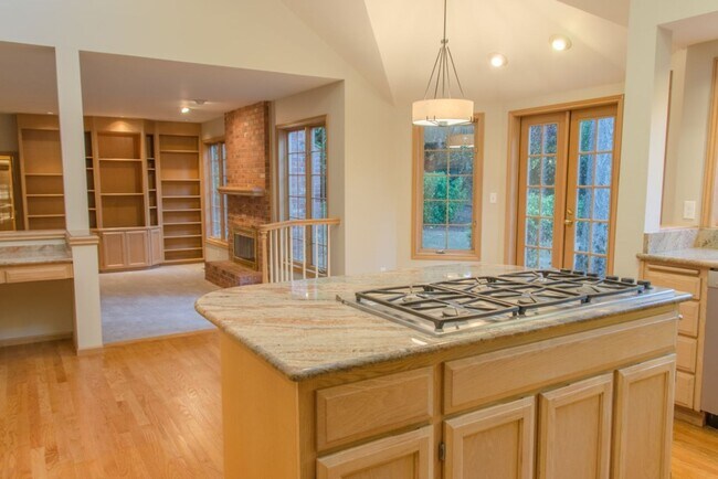 Building Photo - 5Bd/2.75Ba Mercer Island House