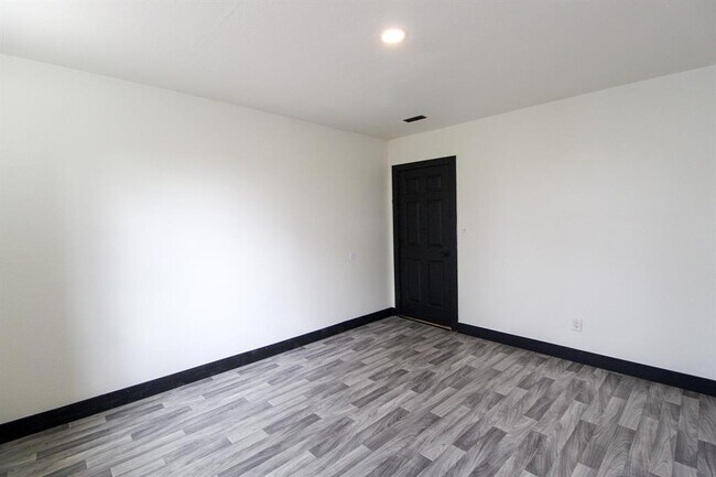 Building Photo - 8102 N U.S. Hwy 183