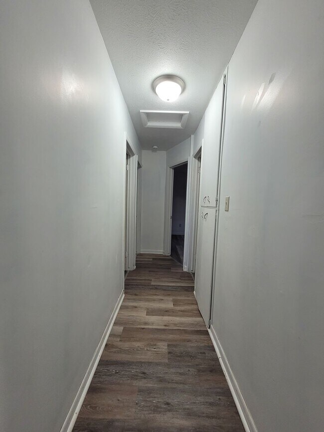 Building Photo - 3 Bedroom 1 Bath home with a Fenced back Yard!