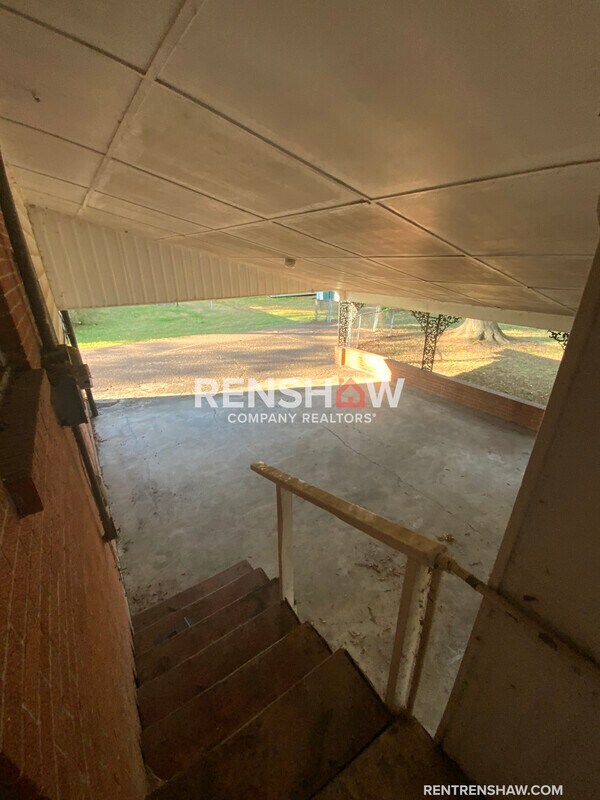 Building Photo - 212 N Poplar St