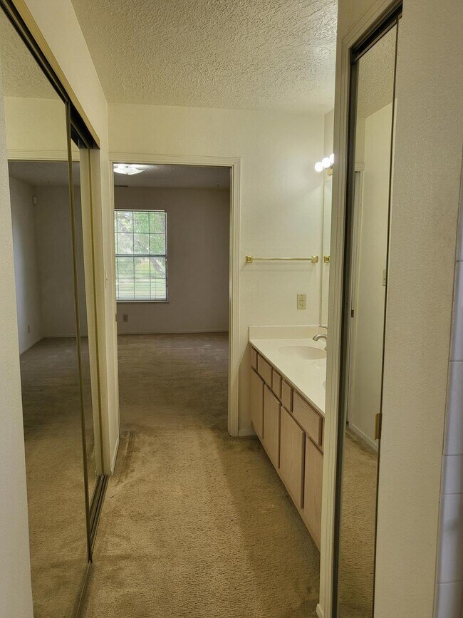Building Photo - 827 Country Club Dr SE
