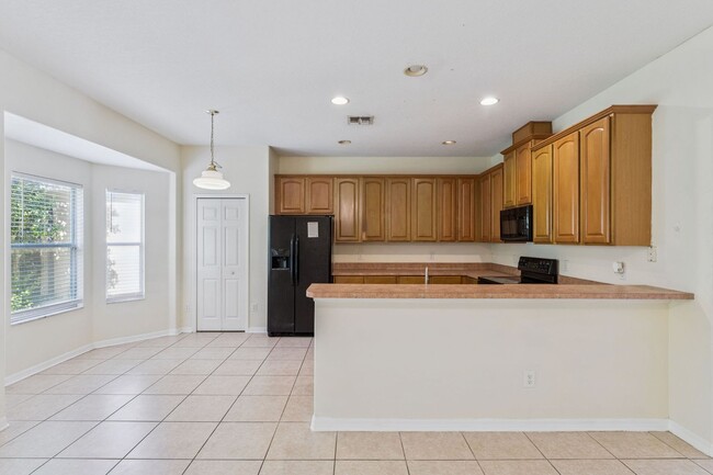 Building Photo - Large 6 Bedroom Rental in Gated Avalon Lakes Available Now!