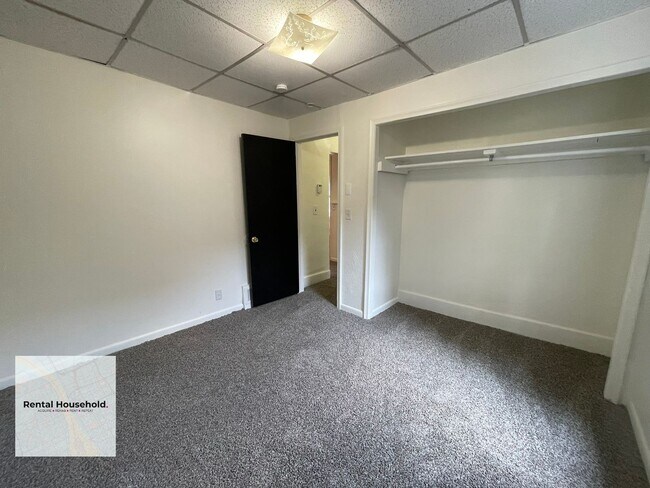 Building Photo - 24 E Alexis Ave