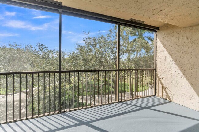 Building Photo - 200 Jacaranda Country Club Dr