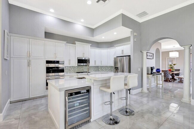 Building Photo - 10400 Trianon Pl