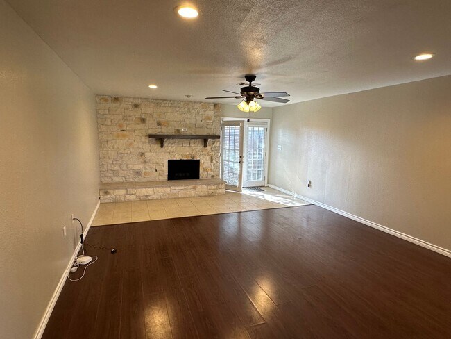 Building Photo - Bright 3-Bed, 2-Bath Lewisville Home with Spacious Fenced Yards