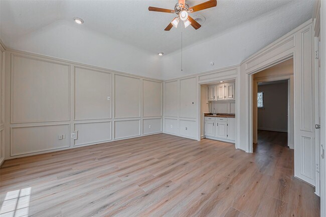 Building Photo - 2727 Raintree Dr