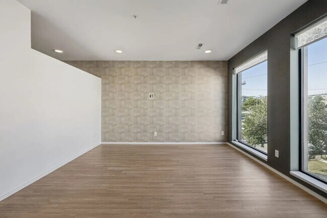 Building Photo - 806 Olympic St