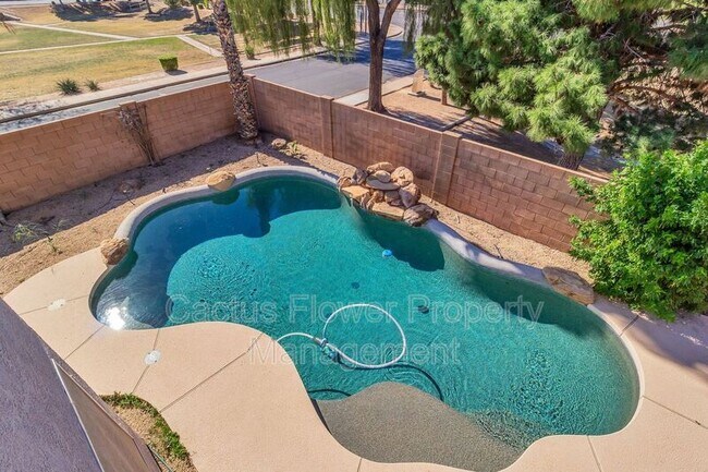 Building Photo - 2524 N Sunrise