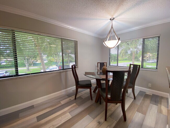 Building Photo - 711 Forest Club Dr