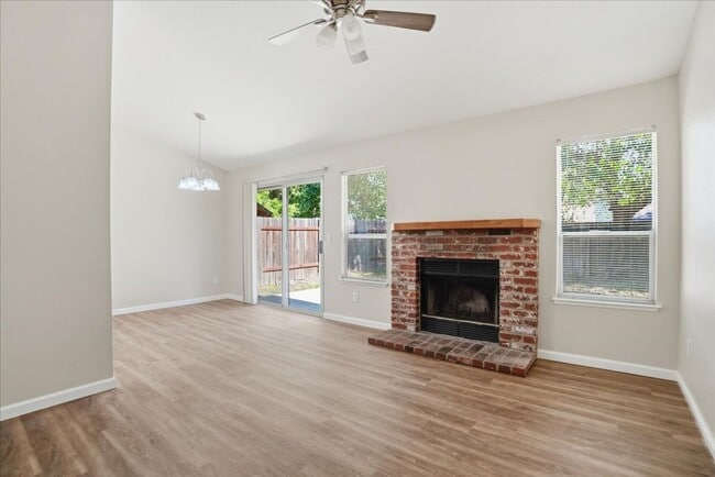 Building Photo - 604 Hovey Way