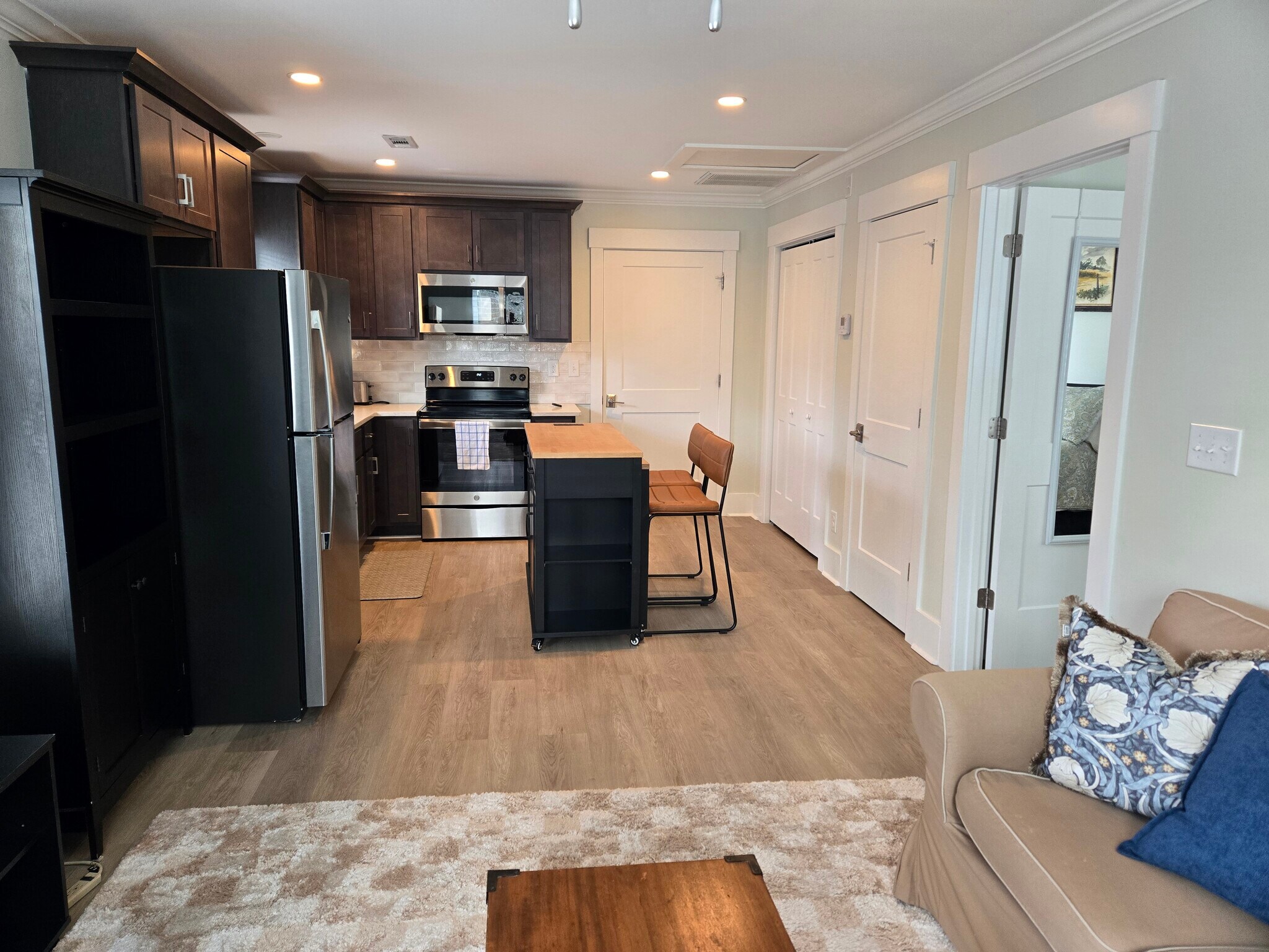 Kitchen view - 114 S Hermitage Rd