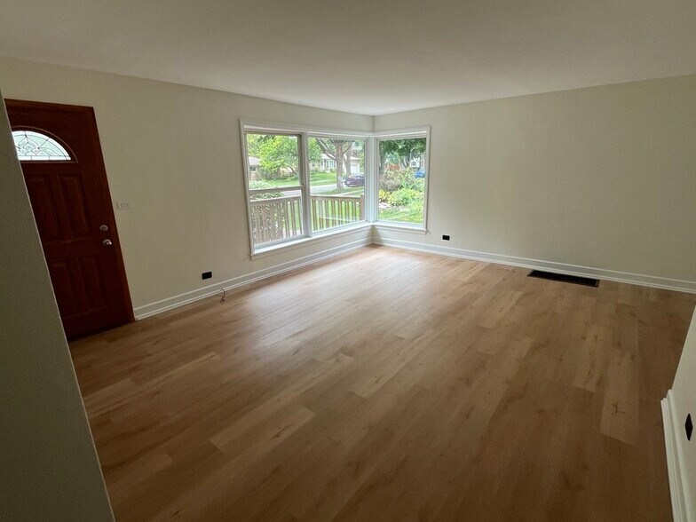 Building Photo - 127 S Forest Ave