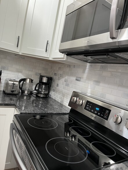 Building Photo - 32 Reedsdale St