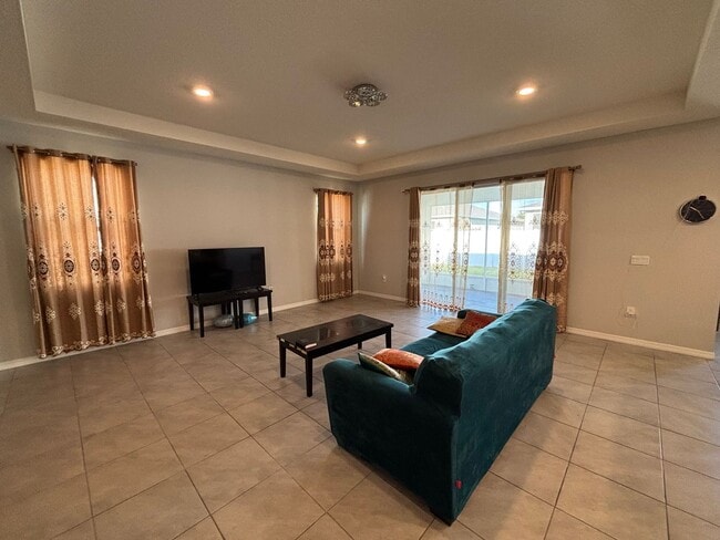 Building Photo - Large home in central Ocala location - Won't last