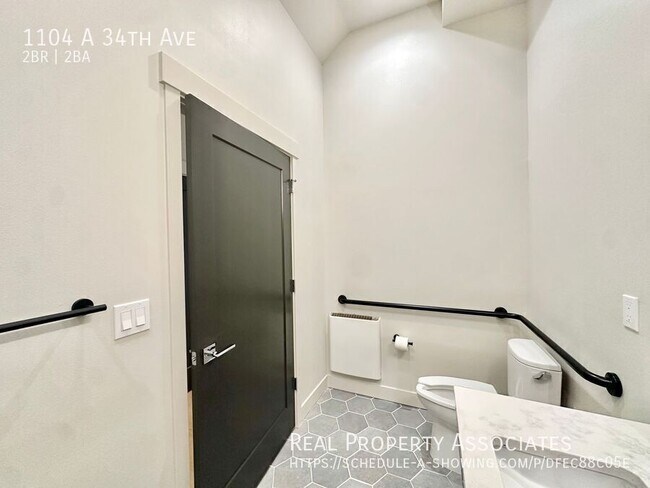 Building Photo - 1104 A 34th Ave