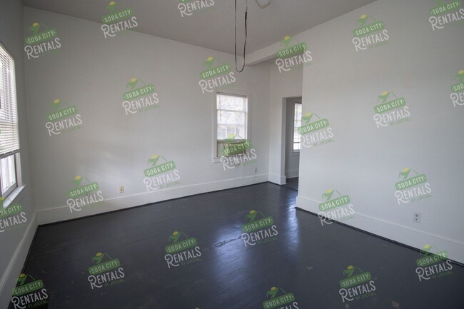 Building Photo - 2 Bedroom, 1 Bathroom Duplex in Downtown C...