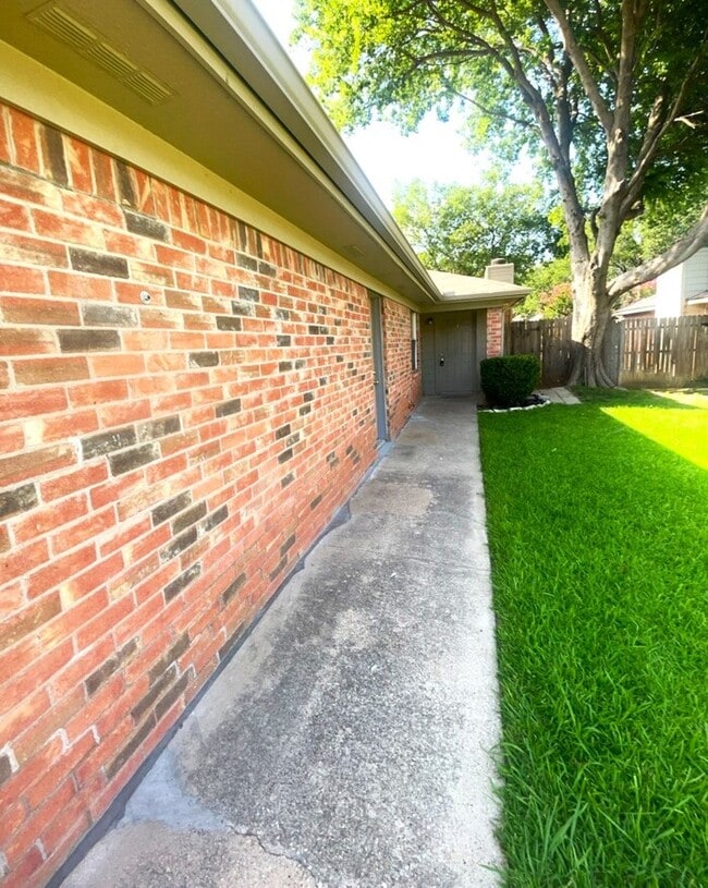 Building Photo - "The Perfect Pair: 2 Beds, 2 Baths, 2-Car Garage — Ready for You!"