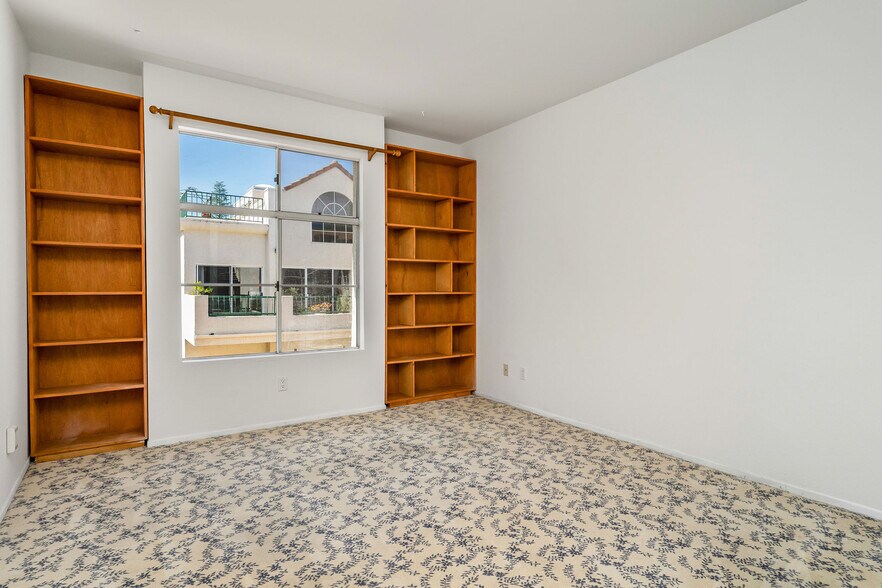 Building Photo - 5420 Sylmar Ave