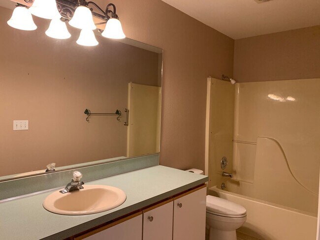Building Photo - 2 Bed 2 Bath Summerwood Village Condo! Move In Special!