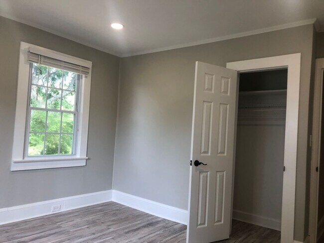 Building Photo - AVAILABLE TO SHOW!