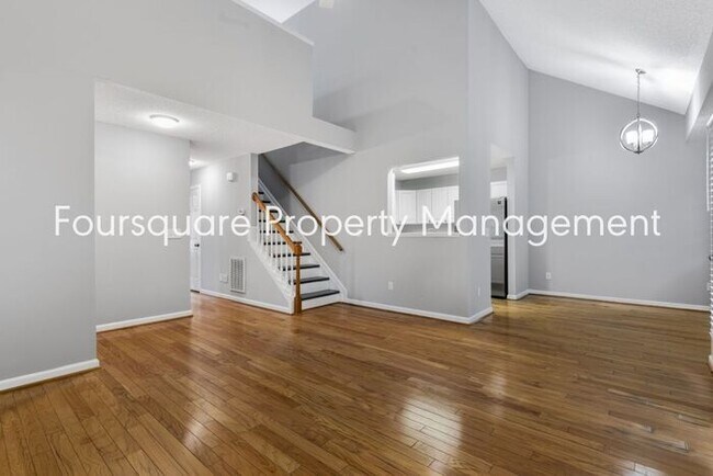 Building Photo - End Unit Town Home | 2nd Floor Loft | Wash...