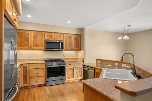 Building Photo - 913 Plum Ridge Dr