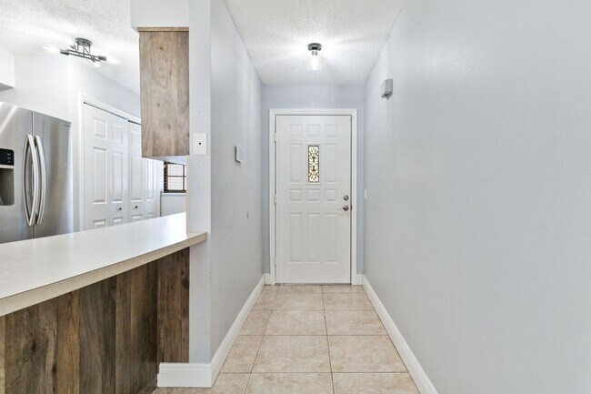 Building Photo - MOVE IN SPECIAL- Beautiful Modern 2/1 Townhome in St. Cloud's Pine Lake Villas