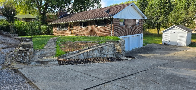 Building Photo - 1801 Oakwood Dr