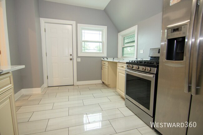 Building Photo - 7527 S Stewart Ave