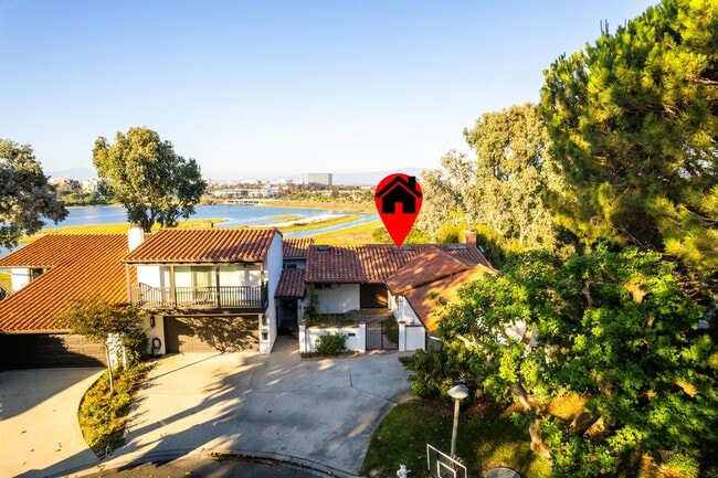 Building Photo - Large 5 bed Masterpiece Home with Back Bay...
