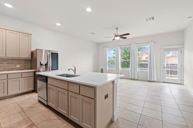 Building Photo - 13001 Hymeadow Dr