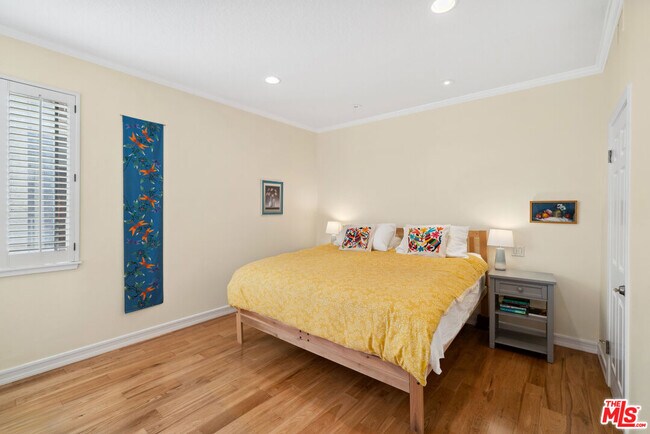 Building Photo - 502 San Vicente Blvd