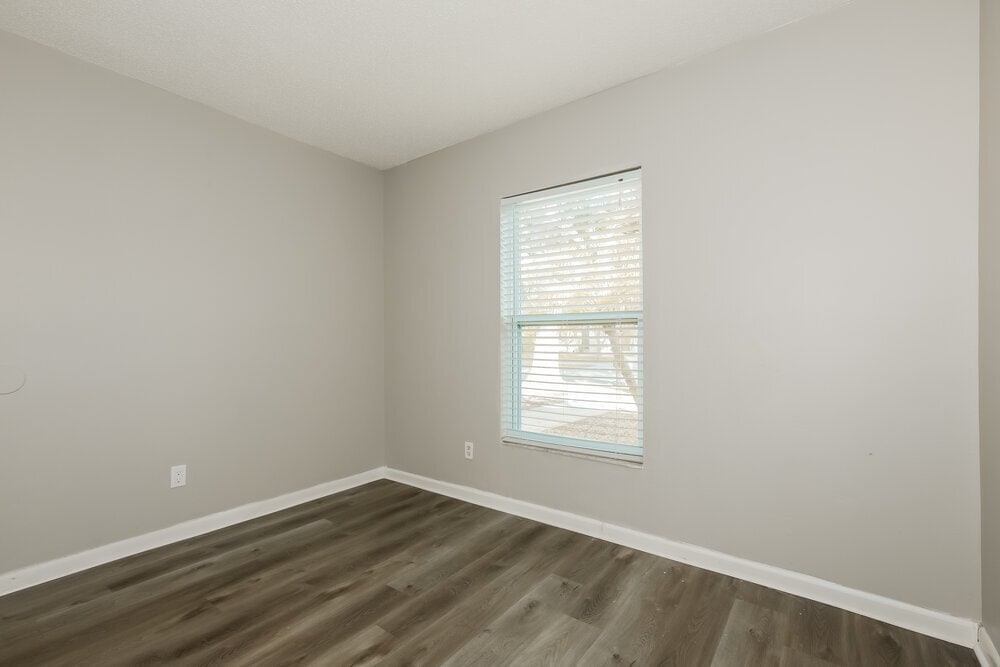 Building Photo - 318 Regal Park Dr