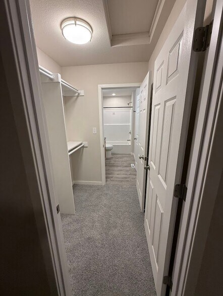 Building Photo - 5995-5995 Hanson Ct