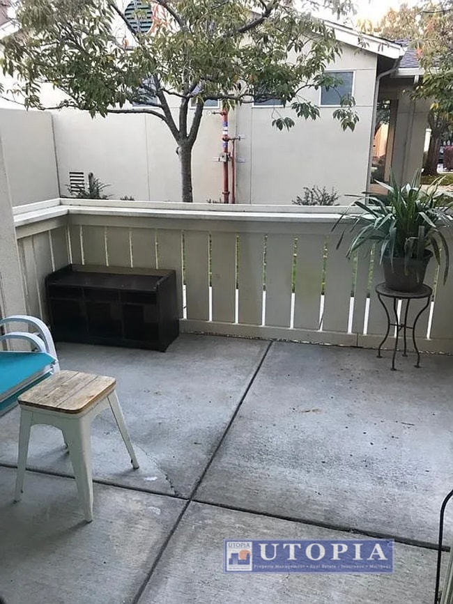 Building Photo - 2 Bed 2 Bath Bi-Level Condo Downtown
