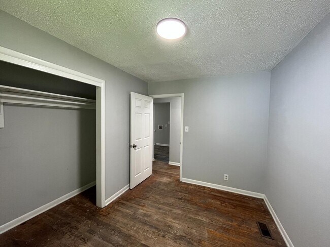 Building Photo - 2321 Stroller Ave