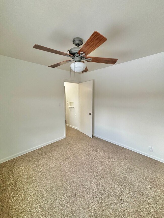 Building Photo - Sunlit University District Bungalow — Bright, Inviting & Available Now!!